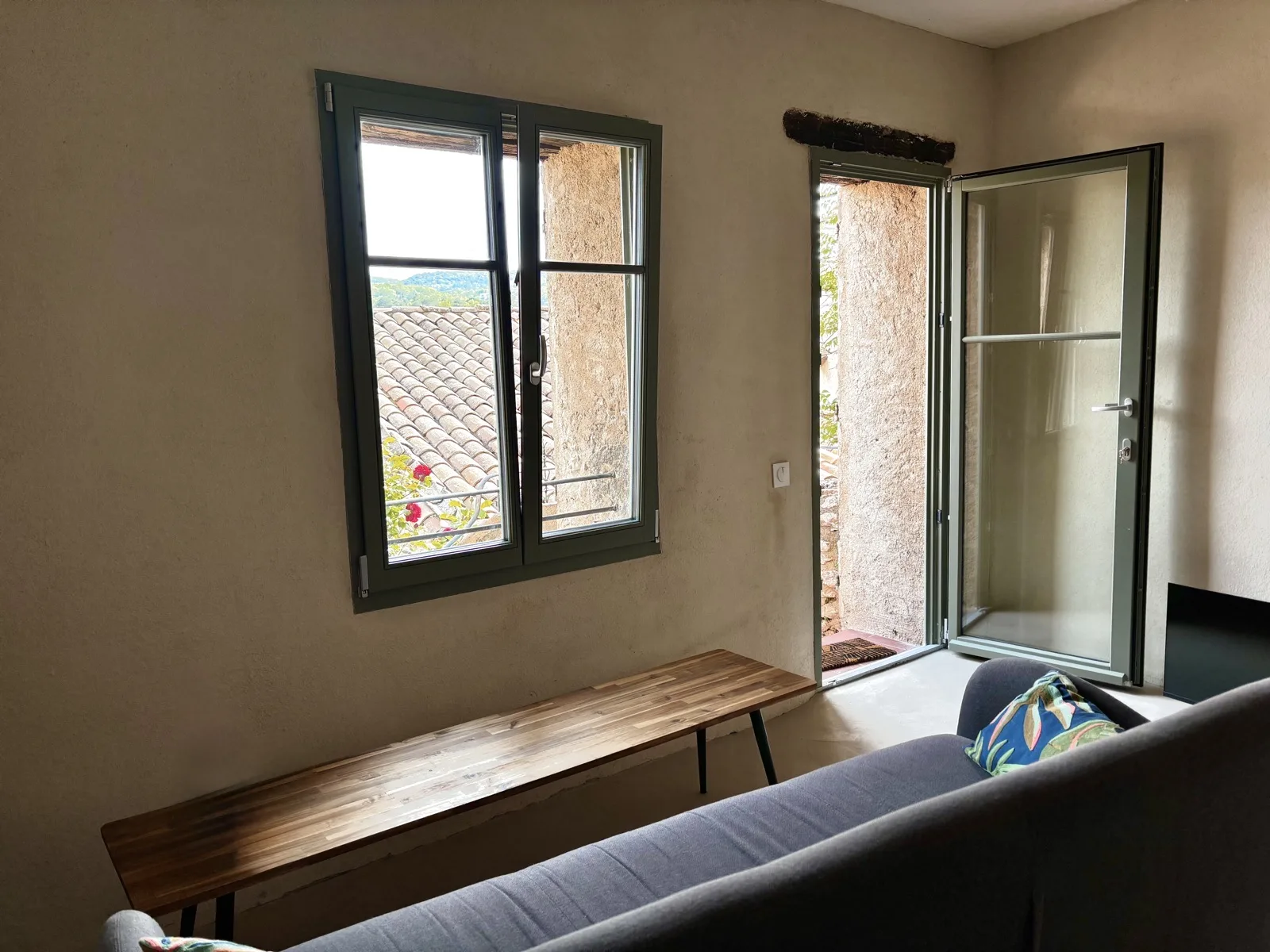 Salon, porte ouverte sur l'extérieur