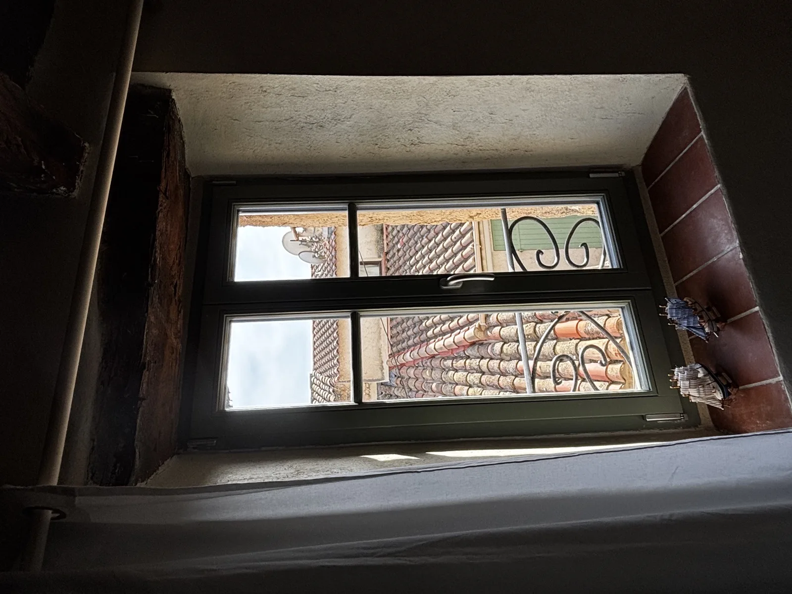 Fenêtre, vue sur les toits provençaux