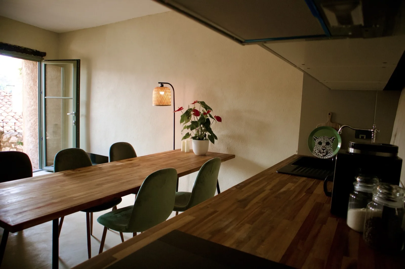 Salon et cuisine ouverts sur la terrasse