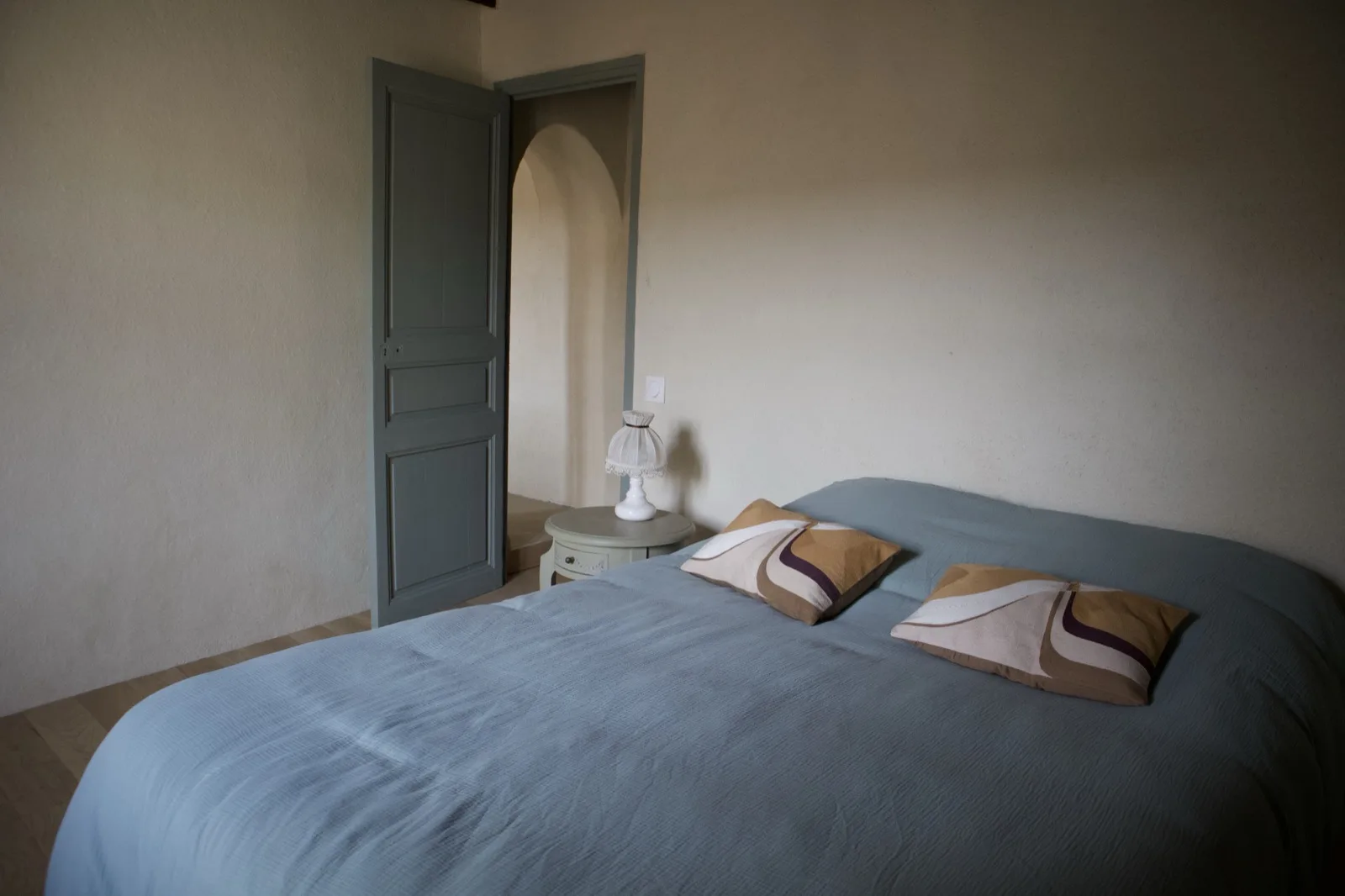Chambre minimaliste, porte verte