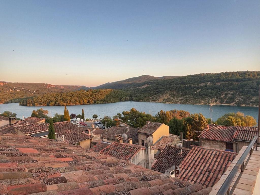 Appartement Lani – vue sur le lac au coucher du soleil depuis Bauduen